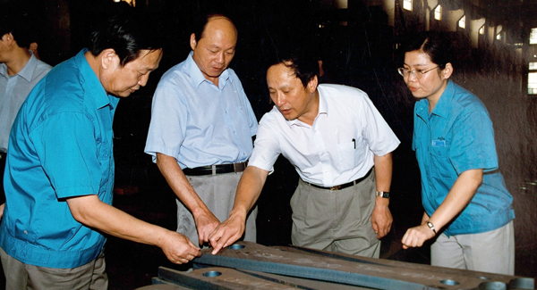 新一届向导班子上任，，，，，，掀开mg不朽情缘厘革生长新篇章