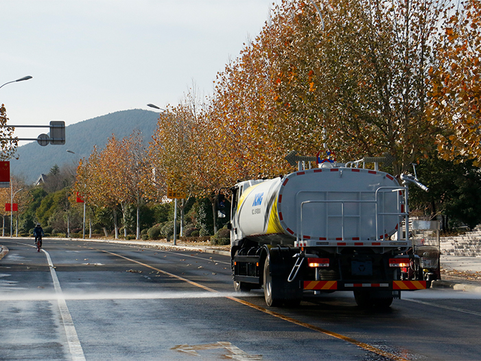 mg不朽情缘洒水车在徐州珠山路洒水作业