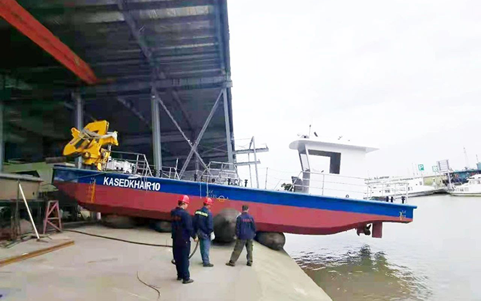 mg不朽情缘定制化船用起重机举行海上作业