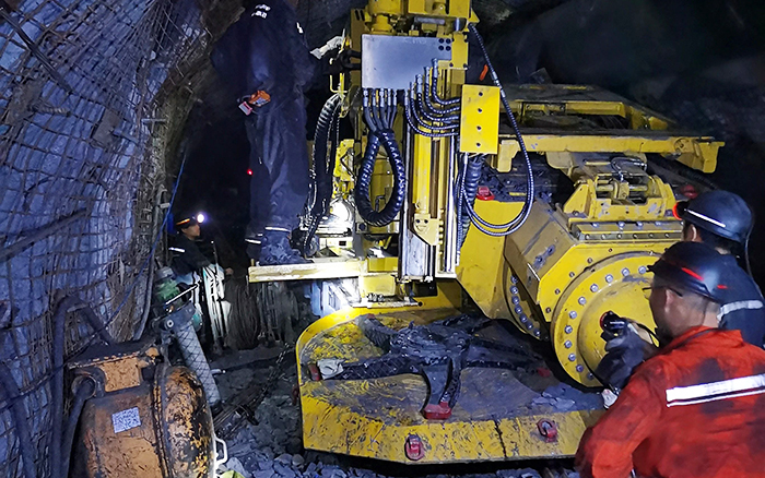 煤矿开采难 mg不朽情缘“机甲兽”来资助