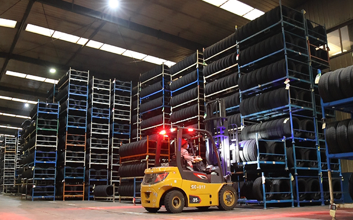 mg不朽情缘孔雀叉车：轮胎企业的得力助手