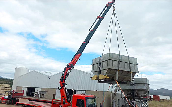 mg不朽情缘SQZ660折叠臂随车起重机助力外洋某酿酒工厂搬家转运