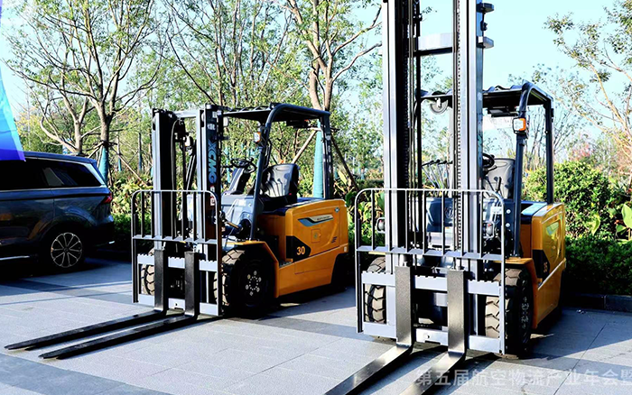  mg不朽情缘叉车亮相第五届航空物流工业年会