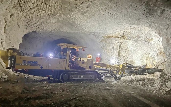 窄小巷道作业！mg不朽情缘掘进钻车助力铁矿开采