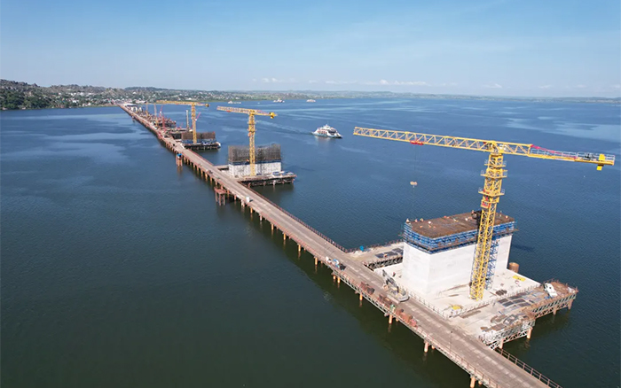 3200米超等工程！mg不朽情缘塔机助建东非第一长桥