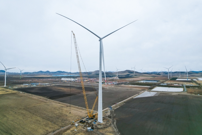 高空之巅，，，，，，，，再铸荣光！XLC18000M助力大型风电场首台185米风机乐成吊装