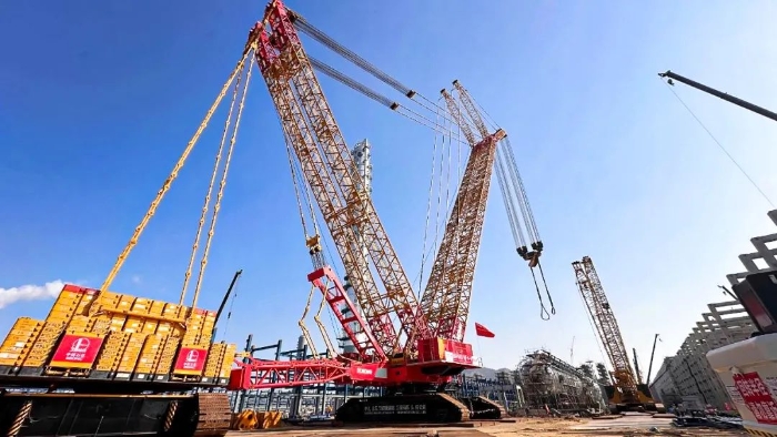 全球首台问世的4000吨履带式起重机，，，，，，，，再创海内吊装新纪录！